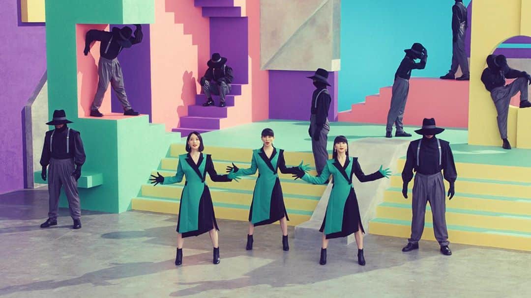 田中裕介のインスタグラム：「Perfume New Single “Time Warp”のフルバージョンのMusicVideoが公開されました。 そして、本日発売です！ 皆さま、是非！ https://youtu.be/7M4EwGf-lH0  #perfume #timewarp」