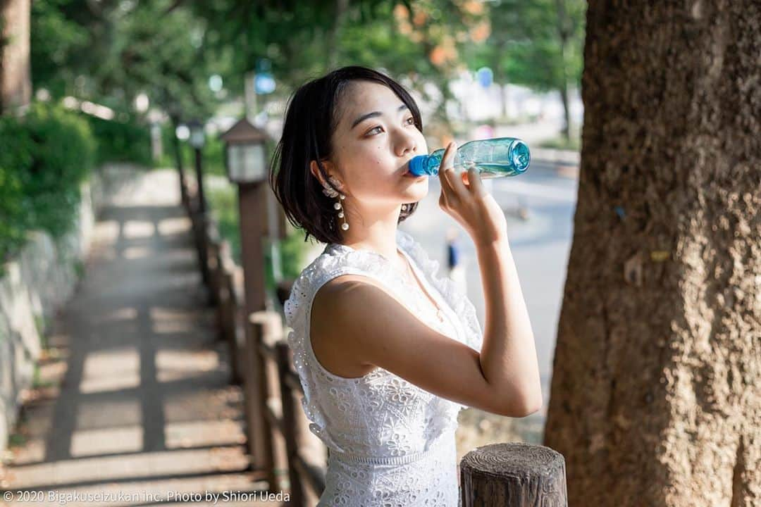 小橋 みなみのインスタグラム：「夏がもうすぐ終わるね🌻  次は、私の一番好きな季節です🍁  #夏の終わり　#helloautumn  #まだ気が早い？  撮影: @sh_photo27 掲載先: @bigakuseizukan」