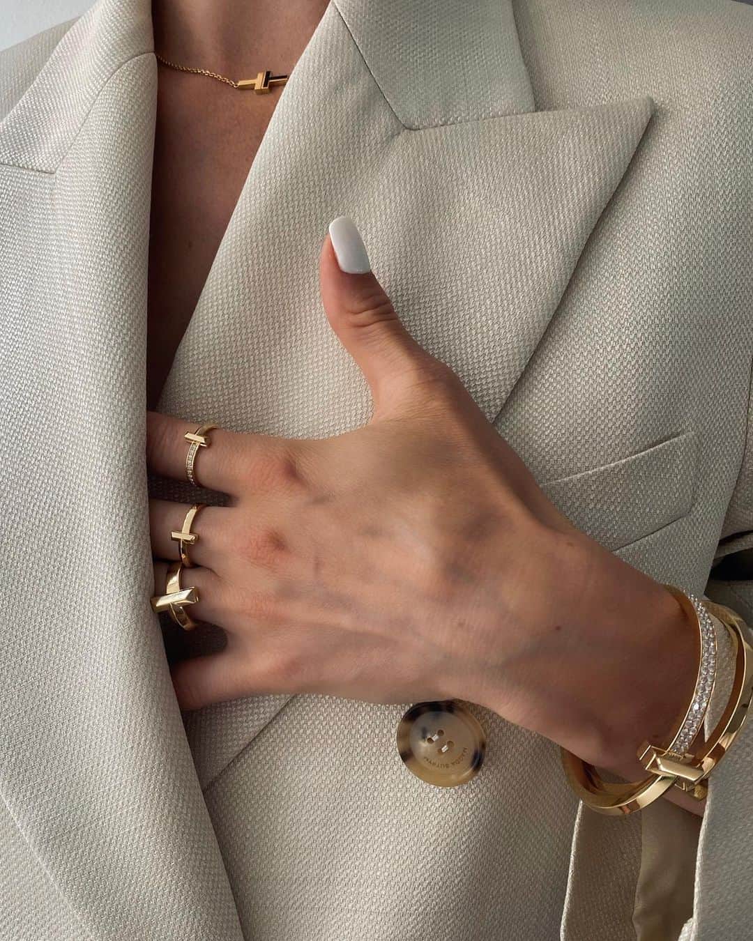 ペニーレ・タイスベックのインスタグラム：「Annonce  Up close with @tiffanyandco 💛💛 #TiffanyT1 #TiffanyPartner」