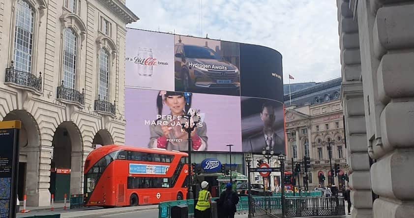 Mei Kawajiriさんのインスタグラム写真 - (Mei KawajiriInstagram)「Good morning London ❤️👋🏼❤️ from Billboard MARC JACOBS PERFECT Fragrance ✨☝🏻✨ I am screaming 😱❣️😱 @themarcjacobs ❣️ @marcjacobsfragrances @marcjacobs #nailsbymei #piccadillycircus #london」9月16日 21時48分 - nailsbymei