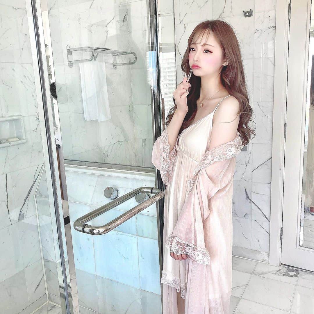 あやちゃんさんのインスタグラム写真 - (あやちゃんInstagram)「大理石のバスルーム🤍 やっぱりルームウェアが可愛いとテンション上がるよね🥺 触り心地も生地もデザインもタイプのこのルームウェアは @mellifluous_official.jp のだよ🥨 お泊まりには持ってこい🥰 他にもかわいい商品沢山あったからcheck💗 #ホテル阪急インターナショナル #バスルーム #歯磨き #ルームウェア #ルームウェア女子 #部屋着 #バスローブ #ホテル女子会 #大阪カフェ #大阪ホテル #ルームウェアセットアップ #女子旅 #女子会 #大理石 #ランジェリー #サテン #サテンパジャマ #パジャマ #パジャマパーティー #パジャマ女子会 #大阪梅田 #大阪観光 #大阪旅行 #メリフルアスっぽお部屋 #メリフルアス #メリフルアス好き #メリフルアスルームウェア #お泊まり会 #お泊まりセット #お泊まり女子会」9月16日 21時42分 - aya.you.love.r