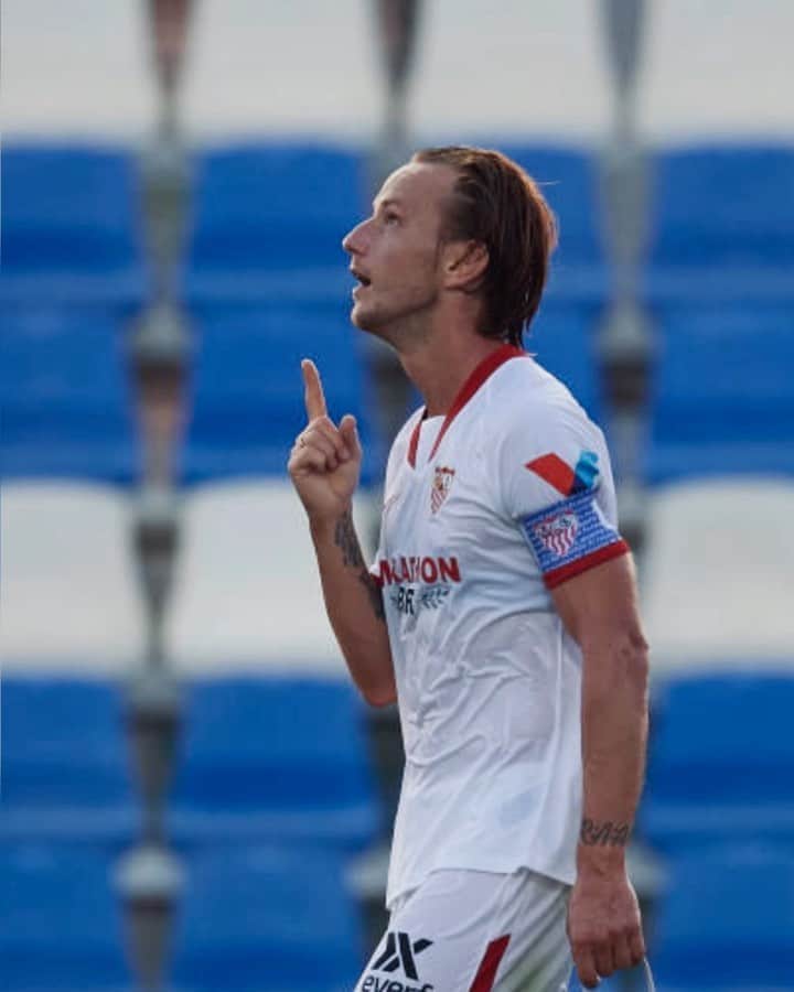イヴァン・ラキティッチのインスタグラム：「A por todo! ⚽️😎💪🏼  #IvanRakitic #VamosMiSevilla @sevillafc」