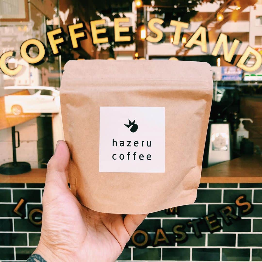 THE LOCAL ＊GoodCoffee運営店舗のインスタグラム：「. THE LOCAL COFFEE STANDで現在お取り扱いのコーヒー豆は10／31までです。THE LOCALの店舗はもちろんオンラインでもお買い求めいただけます。この機会に気になる商品がございましたら是非。オンラインショップは5000円以上で送料無料です。 . 本日は富山県の @hazeru_coffee さんのご紹介！富山県の富山市古沢にお店を構えるハゼルコーヒーさんは、今年の7月に @sogawabase の中に二号店をオープンされました！本当におめでとうございます！ 今回は浅煎りを2種類ご用意してくださいましたので、この機会にぜひご利用ください☺️ . 【KENYA】 プロセス/ウォッシュド 農園/カグモイニ・コーヒーファクトリー 焙煎度合い/浅煎り カップコメント/プラム、ジューシー、オレンジ  【ETHIOPIA】 プロセス/ナチュラル 農園/カイヨンマウンテン 焙煎度合い/浅煎り カップコメント/グレープ、ピーチ、ブルーベリー . 以下hazeru coffeeさんHPから引用 ハゼルコーヒーは、気軽に立ち寄り、試飲や接客を通して新しいコーヒーの魅力と出会えるスペシャルティコーヒー専門店を目指しております。コーヒー豆の販売と、テイクアウト・店内でドリンクをお楽しみいただけます。  . ☆THELOCAL☆ 〒150-0002 東京都渋谷区渋谷２丁目１０−１５﻿﻿﻿﻿﻿ 定休日/なし 営業時間↓ 平日/9:00-17:00  土、日、祝日/11:00〜19:00 . . #thelocalcoffeestand #thelocal #tokyocafe#tokyocoffee#tokyocoffeefestival#shibuyacafe#aoyamacafe#omotesandocafe#coffee#blackcoffee#dripcoffee#coffeebeanes#コーヒー#コーヒースタンド#コーヒータイム#コーヒーブレイク#東京カフェ#東京コーヒー#カフェ巡り#カフェ好き#カフェ巡り#渋谷カフェ#青山カフェ#表参道カフェ#珈琲#お家時間#お取り寄せ#期間限定 #ギフト #アパレル #tシャツ」