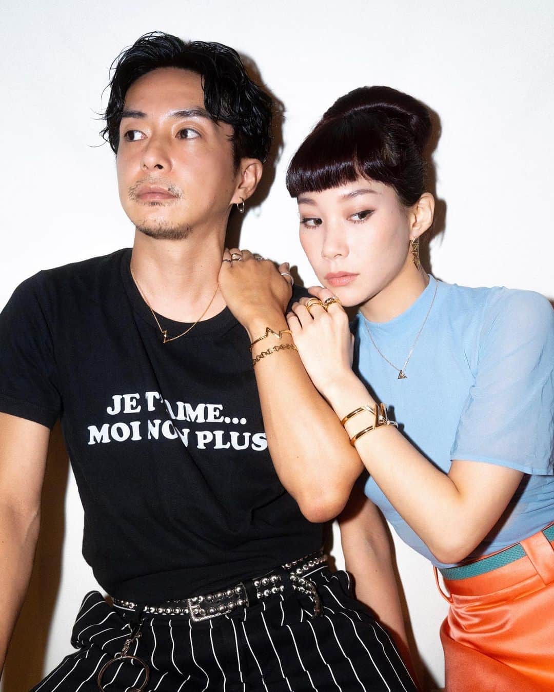 マドモアゼル・ユリアのインスタグラム：「LOUIS VUITTON  #LVVolt COLLECTION.  ルイヴィトンのユニセックスのファインジュエリーコレクション"LV ヴォルト"を身に付けて奈良君と撮影📸 デザインにLとVの文字が落とし込まれてる😳アイコニックな物からシンプルな物まで幅広いラインナップ。流石フランチェスカさんのデザイン✨  ※奈良君ファンの皆様、念の為お伝えします。奈良君とは私が中学3年生の頃に出会って以来、仲良くしてもらっているお友達なので安心してください🤣  #louisvuitton #lvヴォルト @louisvuitton」