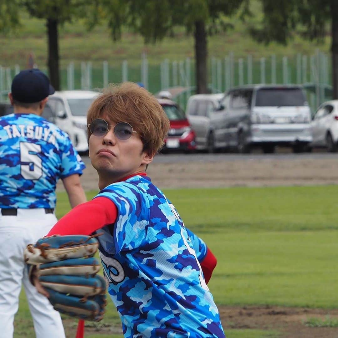 武田航平さんのインスタグラム写真 - (武田航平Instagram)「ストーリーズでも言ったんだけど… 9/21 18:30〜 @asakusa.bullets  にて、練習試合をインスタライブしようと思います。 ちなみに… 実況and解説→武田航平 で行います！ 新しい試みです。笑 それにあたり ぜひ！ フォローしてほしいです！ 1000人いったらやっていーとチーム幹部に言われましたので よかったらぜひ。 いかなかったらいかなかったで。 フォローまってまーす！ 野球好き、そーでない人もぜひに！ @asakusa.bullets  #baseball #草野球 #野球男子 #samurai #生配信 ちなみにこのアンシャツは応援してくれてる人にもらいました！ ありがとー！」9月16日 21時57分 - kouhei_takeda.official