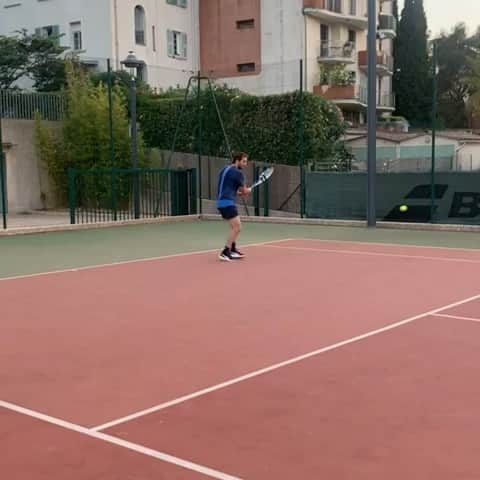 マチュー・フラミニのインスタグラム：「No matter where I am, I always make sure to have my workout session.  I love playing tennis in my spare time, it’s also a great way to catch up with friends..🎾 Guess who won the game!!😁😜  What’s your favourite workout? 👇🏽  #workout #fitness #tennis #healthylifestyle #positivevibes」