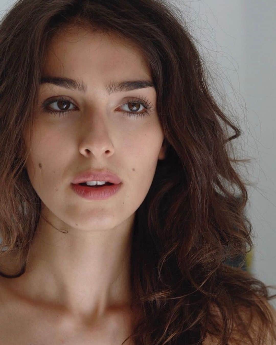 Stella Egittoのインスタグラム：「Da un set ad un altro, il mio segreto di bellezza è lo stesso: Super Potent Serum di @diorskincare .  Tutto il potere dei fiori unito ad una tecnologia bio cellulare brevettata, rendono questo prodotto l’ingrediente segreto della mia skincare quotidiana soprattutto durante lo stress della lavorazione di un film. Un’autentica carezza sulla pelle prima di iniziare ogni giorno una nuova ed entusiasmante avventura. #diorcapturetotale #7dayswithcapturetotale #adv」