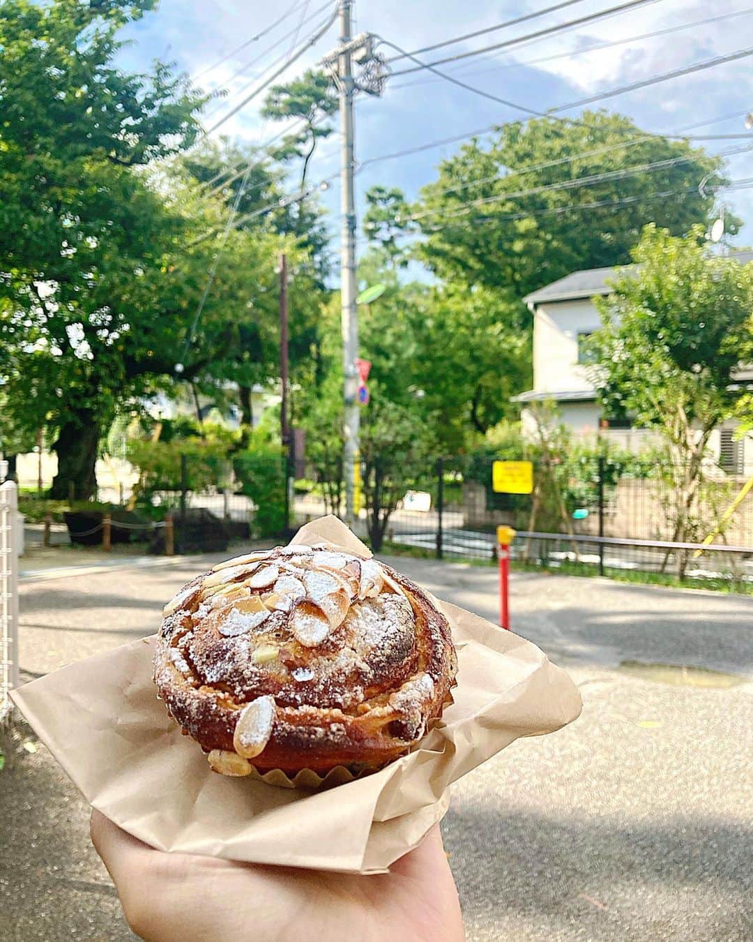 ERICAさんのインスタグラム写真 - (ERICAInstagram)「【世界大会で優勝したパン屋さん🍞🏅】﻿ ﻿ 昨年パンの世界大会で日本人で初めて総合優勝したシェフが、九品仏でパン屋さんを拓いたと聞いて、サイクリングついでに行ってみました！﻿ ﻿ なんでも2年間プレハブ小屋でパン作りをしていたそうな😳すごい！﻿ ﻿ 着くと有名なパン屋さんだけあって、並んでる！﻿ ﻿ 並ぶのあんまり好きじゃないけどせっかくなので☺️﻿ ﻿ ﻿ 写真撮りそびれたけどチーズケーキ美味しかった！﻿ ﻿ フィリングも美味しい！﻿ ﻿ と同時にお洒落すぎてよく味わえなかった気もする🤔笑﻿ ﻿ 色々丁寧and斬新なパンが多くて、スタッフさんたちも親切でよかったな^ ^﻿ ﻿ リーキーガット症候群気味なのでパンはあまり食べないのですが、美味しいのはたまに食べたくなります✨﻿ ﻿ 近くには九品仏浄真寺があり、ついでに散策。﻿ ﻿ 閻魔大王様がいて、お賽銭をしたら有難いお言葉をいただきました☺️﻿ ﻿ ちょっと遊園地のアトラクションみたい😂﻿ ﻿ #日本　#東京　#九品仏　#自由が丘　#パン　#パン屋さん #散歩 #散策 #ベーカリー #東京人気ベーカリー　#リラックス　#コムン #commen #休日の過ごし方 #休日 #東京観光 #東京パン屋  #九品仏浄真寺 #世界大会 #ハヤリタビ #タビジョ　#旅好きと繋がりたい　#旅　#旅行　#旅行好きと繋がりたい　#旅スタグラム #東京新スポット #東京女子部 #秋 #閻魔大王」9月16日 21時58分 - renee.erica89