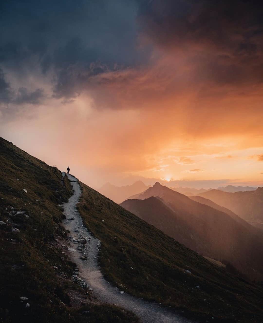 Earth Picsさんのインスタグラム写真 - (Earth PicsInstagram)「Sunrises in the Alps ⛰  Would you take the hike to see such a beautiful sunrise? 📸@lennart」9月16日 22時01分 - earthpix