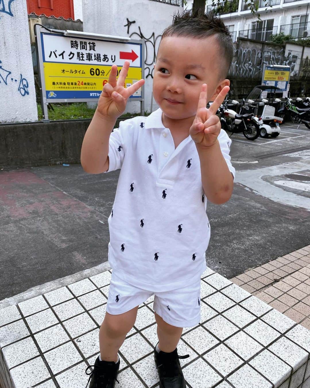 Nazukiのインスタグラム：「✌️𐊰𐊲 𐊖𐊫𐊪 ✌️  もうすぐ3歳❣️ だんだん言葉も理解してきて、会話もできるようになってきた👏🏻 その分自我もしっかり出てきて、大変な時もあるけど😭  まずは、健康で元気である事が一番👆🏻  #myson #2yearsold #babyboy #kids #family #男の子ママ　#シンママ　#シングルマザー　#2歳男の子」