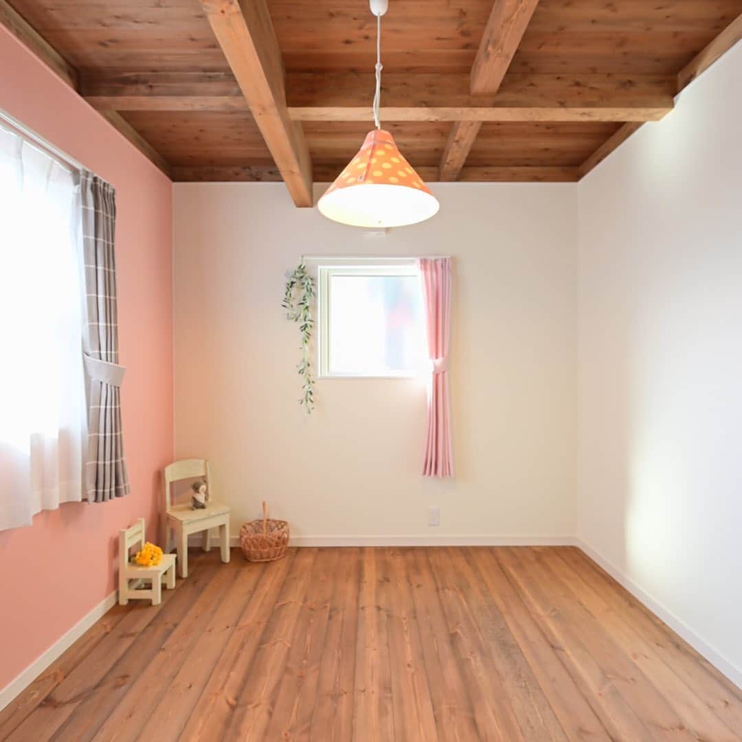エコーアートさんのインスタグラム写真 - (エコーアートInstagram)「ピンクの壁とアーチ壁の収納がかわいい子供部屋😃・ 女の子のお子様は、きっと好んでくれるはず🏠👍 ・ −−−−−−−−−−−−−−− ・ ⭐︎資料請求→ @echo_art_shiryo よりお申込み下さい‼︎・ ・ もしくはダイレクトメッセージより、お気軽にお問い合わせ下さい。・ ・ −−−−−−−−−−−−−−− #子供部屋 #収納 #子供部屋インテリア #カフェスタイル #飾り棚 #浜松市 #浜松 #浜松市工務店 #磐田 #アクセントクロス #浜松市注文住宅 #デザイン住宅 #磐田市 #ナチュラルカントリー #おしゃれな家 #かわいい家 #オシャレな家 #子育て #グリーンのある暮らし #寝室クロス #浜松市東区 #輸入住宅 #注文住宅 #おしゃれな部屋 #工務店 #天井板張り #新築注文住宅 #カフェ風インテリア #マイホーム計画 #家づくり」9月16日 22時02分 - echo_art___french_style_home
