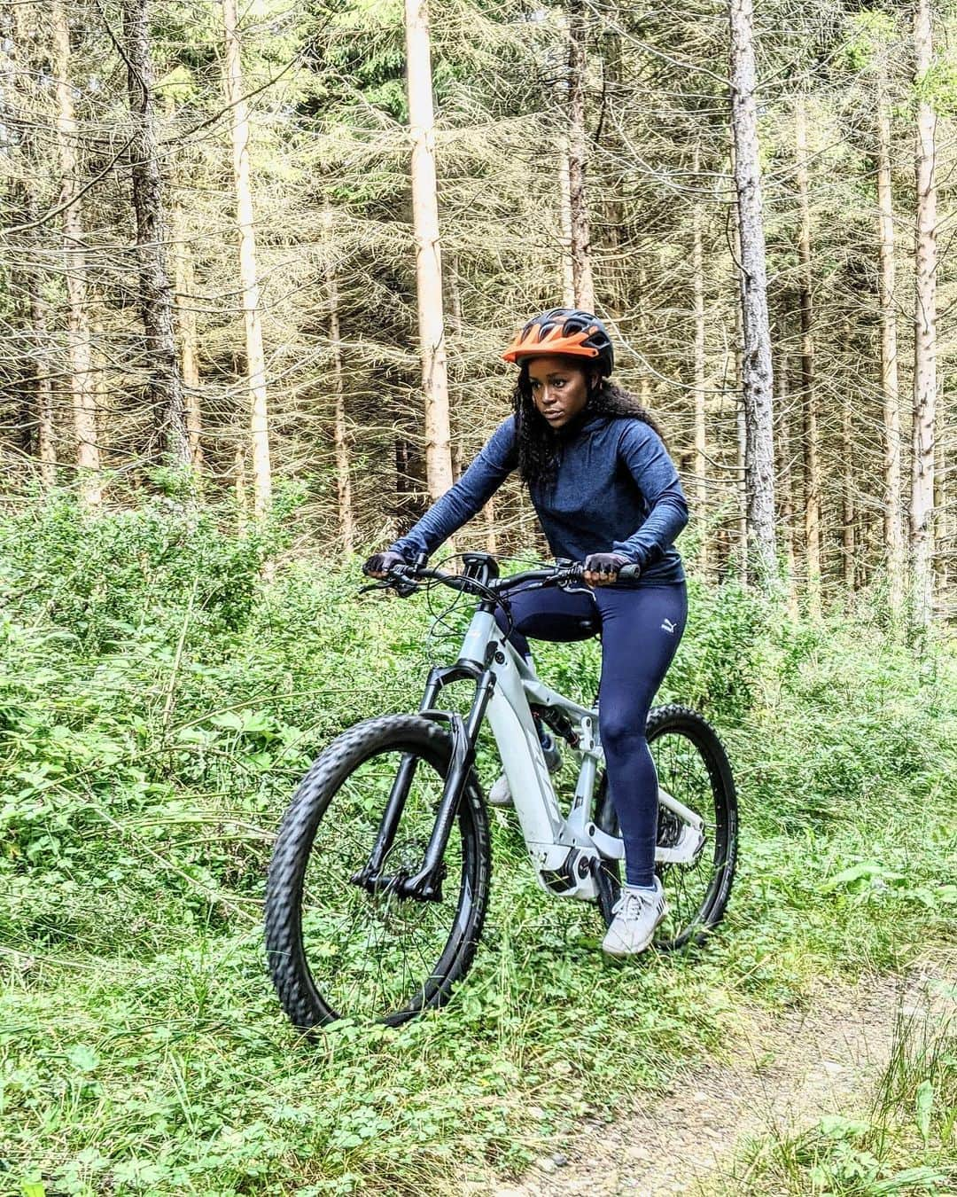 アジャ・ナオミ・キングさんのインスタグラム写真 - (アジャ・ナオミ・キングInstagram)「I spend too much time trying to think up captions. Here’s some pics of me on a bike. Have a great day! ❤️🚴🏾‍♀️」9月16日 22時03分 - ajanaomi_king