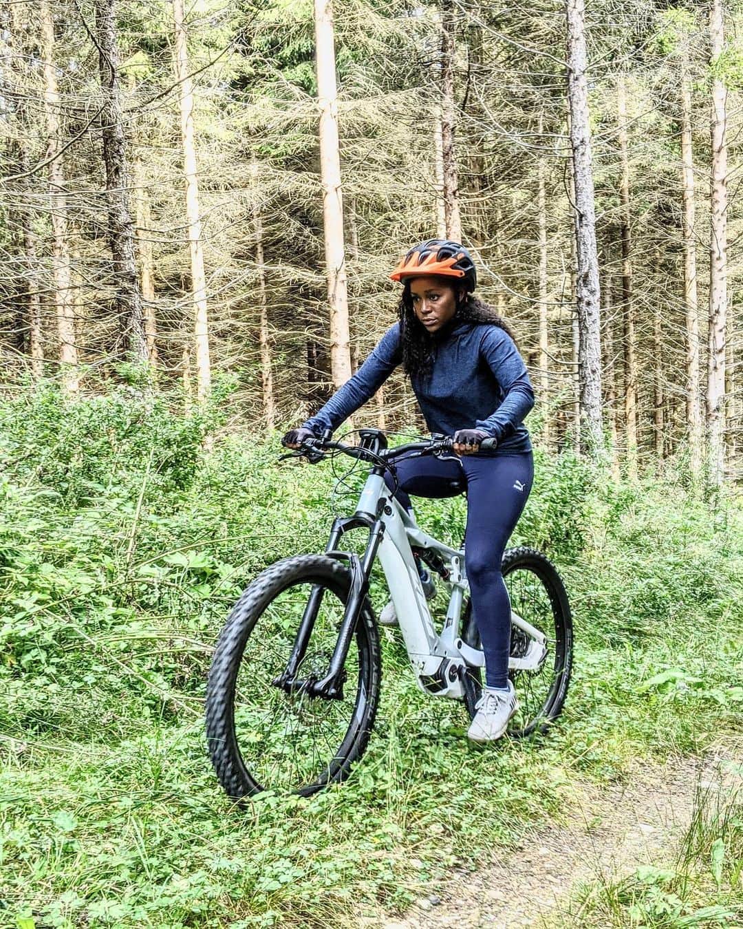 アジャ・ナオミ・キングのインスタグラム：「I spend too much time trying to think up captions. Here’s some pics of me on a bike. Have a great day! ❤️🚴🏾‍♀️」