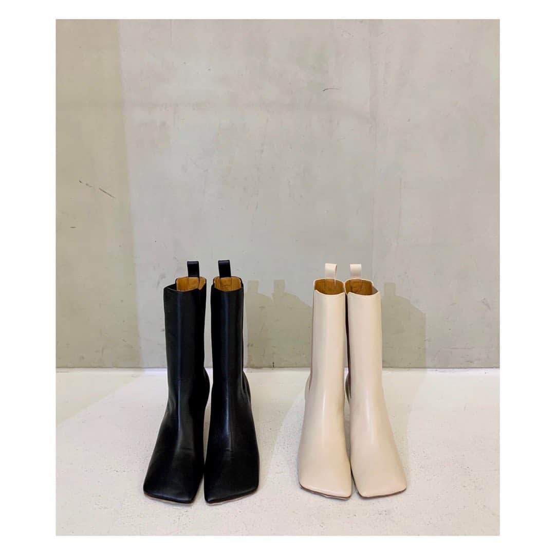 ETRÉ TOKYO ストアさんのインスタグラム写真 - (ETRÉ TOKYO ストアInstagram)「@etretokyo﻿ ﻿ 《ルミネ新宿店先行発売中》﻿ ﻿ PIPPICHIC LINDA SIDE GOA BOOTS﻿ ¥56,000+TAX﻿ BLACK / IVORY﻿ 36/37/38﻿ ﻿ PIPPICHIC<ピッピシック>﻿ デザイナー 佐藤葉子氏が手がけるシューズブランド。﻿ 「上質でデザイン性のあるシューズを手の届く価格で届けたい」という思いからスタート。 デザイナーのインスピレーションを大切にしながらも、時代のムードに合った、 デイリーに履きこなせるシューズを提案するブランドです。﻿ ﻿ 　﻿ 《 INFORMATION 》﻿ ﻿ ルミネスペシャルキャンペーン﻿ "LUMINE CARD 10%OFF campaign"を﻿ 期間限定で開催致します。﻿ ﻿ ー開催期間ー﻿ 9/10(木) - 9/22(火)﻿ ﻿ 【LUMINE SHINJUKU STORE】﻿ ETRÉ TOKYO ルミネ新宿2店﻿ TEL：03-5989-0979﻿ ー営業時間ー﻿ (平日、土日祝：11:00-20:00）﻿ ﻿ #etretokyo#etre#fashion#ootd#outfit#coordinate#casual##etretokyo_staff_ootd#2020ETRE_AW#PIPPICHIC ﻿ #エトレ#エトレトウキョウ#シンプルコーデ#大人コーデ#大人カジュアル  #ルミネ新宿#ピッピシック#ブーツ」9月16日 22時03分 - etretokyo_store