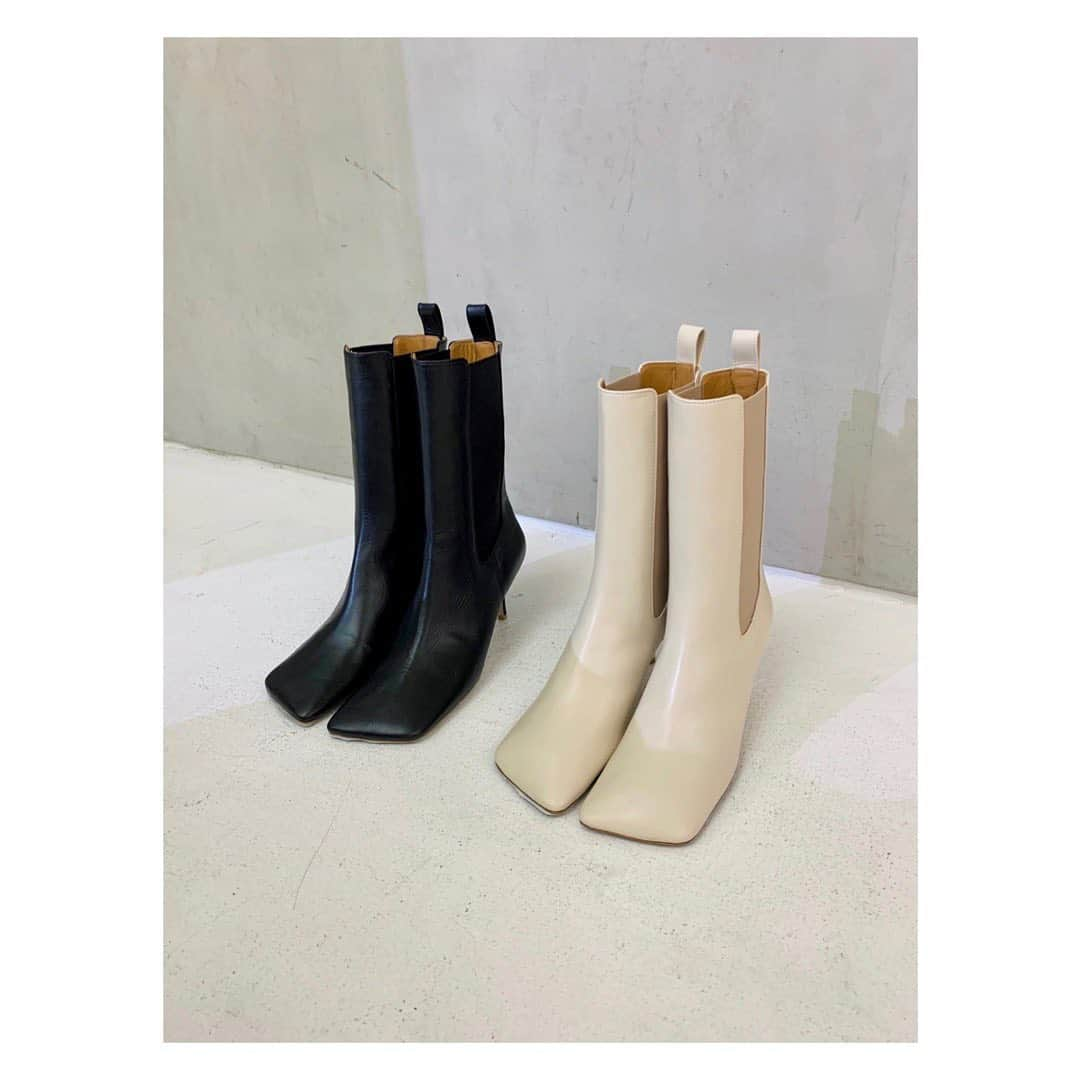 ETRÉ TOKYO ストアさんのインスタグラム写真 - (ETRÉ TOKYO ストアInstagram)「@etretokyo﻿ ﻿ 《ルミネ新宿店先行発売中》﻿ ﻿ PIPPICHIC LINDA SIDE GOA BOOTS﻿ ¥56,000+TAX﻿ BLACK / IVORY﻿ 36/37/38﻿ ﻿ PIPPICHIC<ピッピシック>﻿ デザイナー 佐藤葉子氏が手がけるシューズブランド。﻿ 「上質でデザイン性のあるシューズを手の届く価格で届けたい」という思いからスタート。 デザイナーのインスピレーションを大切にしながらも、時代のムードに合った、 デイリーに履きこなせるシューズを提案するブランドです。﻿ ﻿ 　﻿ 《 INFORMATION 》﻿ ﻿ ルミネスペシャルキャンペーン﻿ "LUMINE CARD 10%OFF campaign"を﻿ 期間限定で開催致します。﻿ ﻿ ー開催期間ー﻿ 9/10(木) - 9/22(火)﻿ ﻿ 【LUMINE SHINJUKU STORE】﻿ ETRÉ TOKYO ルミネ新宿2店﻿ TEL：03-5989-0979﻿ ー営業時間ー﻿ (平日、土日祝：11:00-20:00）﻿ ﻿ #etretokyo#etre#fashion#ootd#outfit#coordinate#casual##etretokyo_staff_ootd#2020ETRE_AW#PIPPICHIC ﻿ #エトレ#エトレトウキョウ#シンプルコーデ#大人コーデ#大人カジュアル  #ルミネ新宿#ピッピシック#ブーツ」9月16日 22時03分 - etretokyo_store