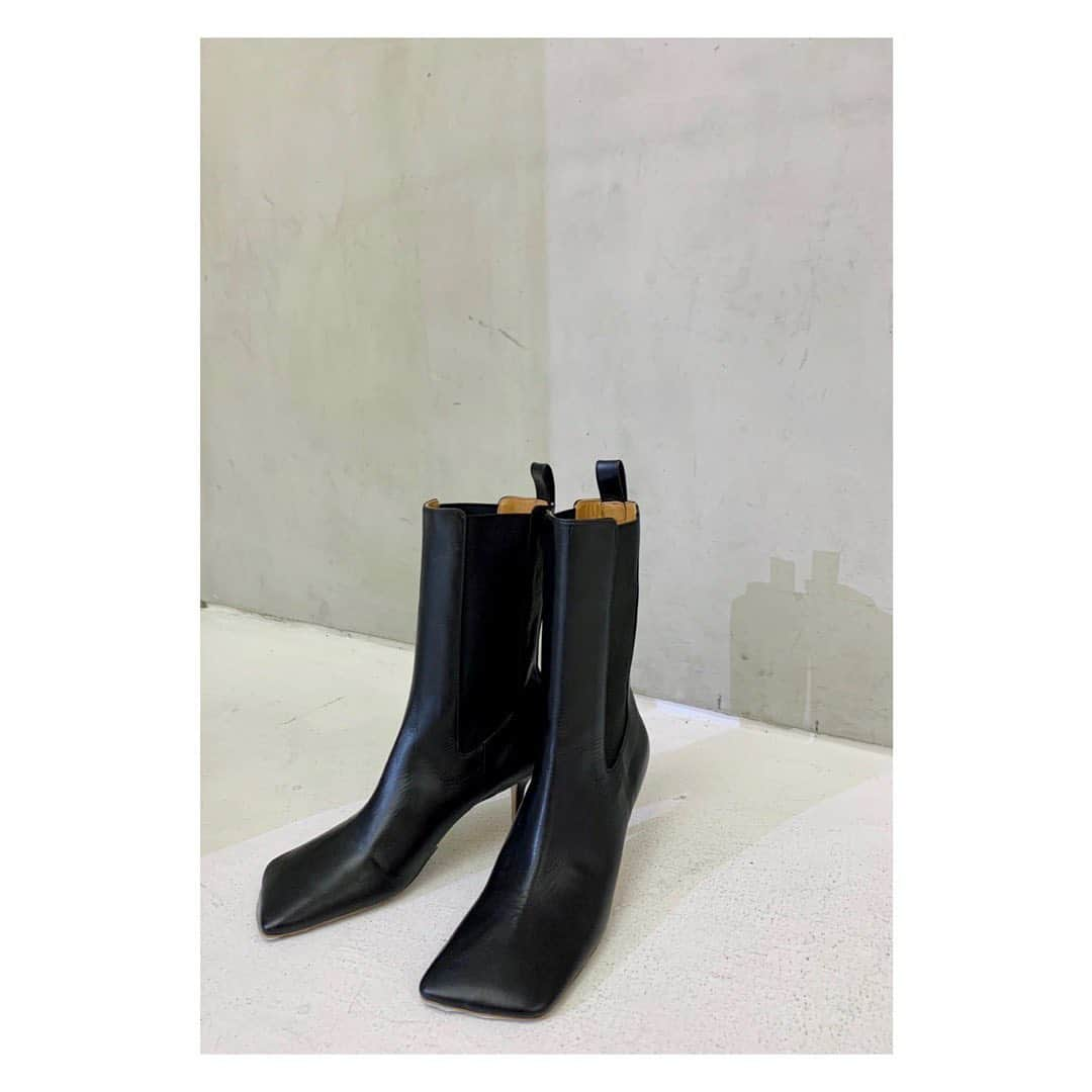 ETRÉ TOKYO ストアさんのインスタグラム写真 - (ETRÉ TOKYO ストアInstagram)「@etretokyo﻿ ﻿ 《ルミネ新宿店先行発売中》﻿ ﻿ PIPPICHIC LINDA SIDE GOA BOOTS﻿ ¥56,000+TAX﻿ BLACK / IVORY﻿ 36/37/38﻿ ﻿ PIPPICHIC<ピッピシック>﻿ デザイナー 佐藤葉子氏が手がけるシューズブランド。﻿ 「上質でデザイン性のあるシューズを手の届く価格で届けたい」という思いからスタート。 デザイナーのインスピレーションを大切にしながらも、時代のムードに合った、 デイリーに履きこなせるシューズを提案するブランドです。﻿ ﻿ 　﻿ 《 INFORMATION 》﻿ ﻿ ルミネスペシャルキャンペーン﻿ "LUMINE CARD 10%OFF campaign"を﻿ 期間限定で開催致します。﻿ ﻿ ー開催期間ー﻿ 9/10(木) - 9/22(火)﻿ ﻿ 【LUMINE SHINJUKU STORE】﻿ ETRÉ TOKYO ルミネ新宿2店﻿ TEL：03-5989-0979﻿ ー営業時間ー﻿ (平日、土日祝：11:00-20:00）﻿ ﻿ #etretokyo#etre#fashion#ootd#outfit#coordinate#casual##etretokyo_staff_ootd#2020ETRE_AW#PIPPICHIC ﻿ #エトレ#エトレトウキョウ#シンプルコーデ#大人コーデ#大人カジュアル  #ルミネ新宿#ピッピシック#ブーツ」9月16日 22時03分 - etretokyo_store