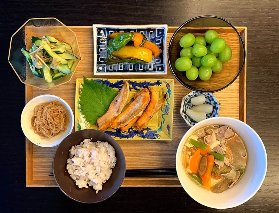 祐真朋樹さんのインスタグラム写真 - (祐真朋樹Instagram)「ハラス好き  #朝ご飯 #シャインマスカット  #祐ご飯 #利ご飯 #パプリカ #らっきょう  #具沢山豚汁 #ピリ辛しらたき  #きゅうり #しょうが #完食」9月16日 22時09分 - stsukezane