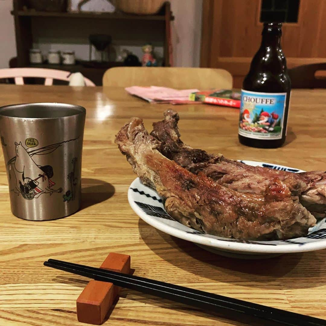 taira0428のインスタグラム：「イライラが止まらない… 久しぶりに飲みたくなったけどビールも無い。 ・ ・ こんな時に飲むのは勿体ないけどベルギービール 夜ご飯の残りの巨大なスペアリブが美味しい！！ にしてもイライラさせられるわ‼️‼️」