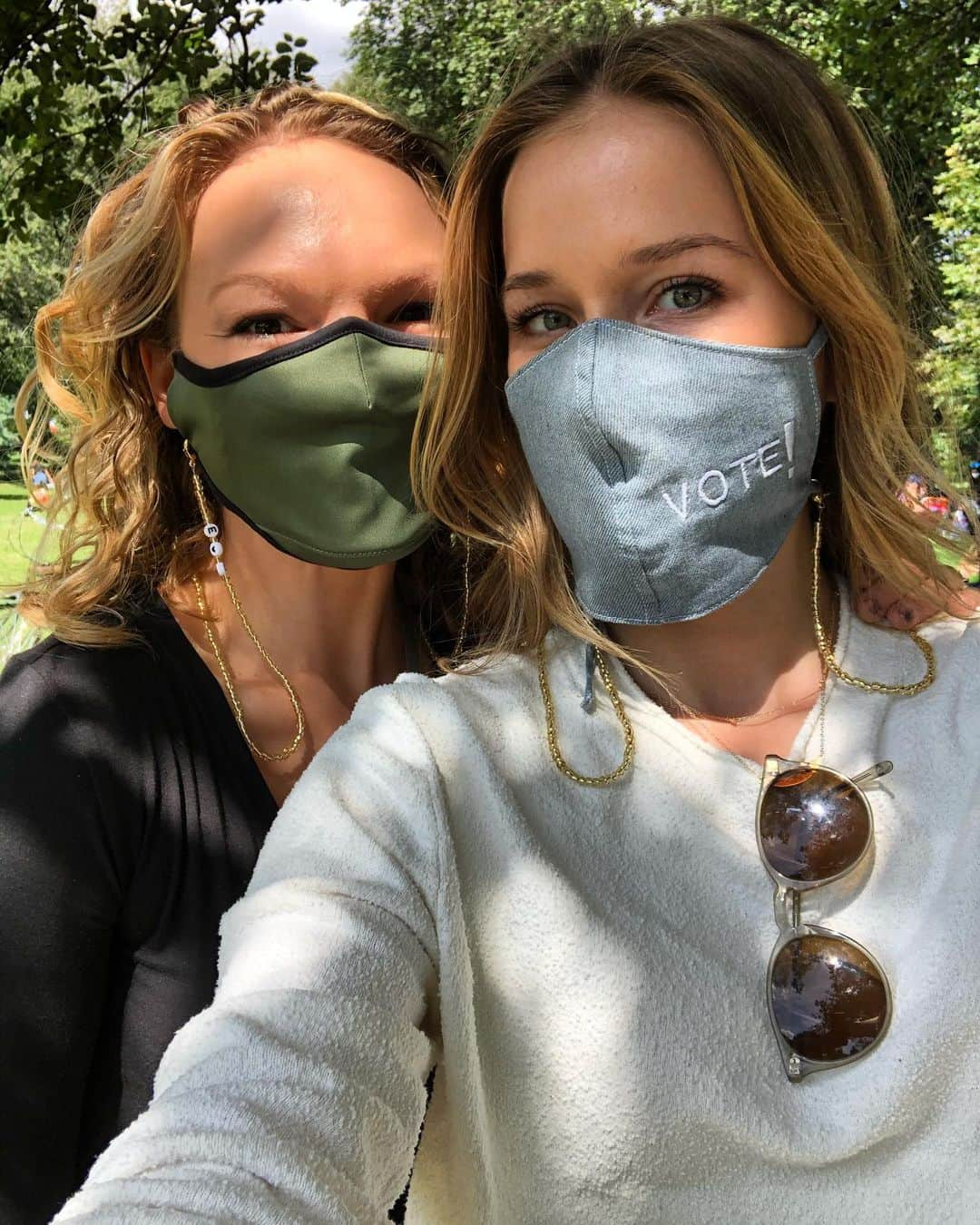 エリザベス・ライルさんのインスタグラム写真 - (エリザベス・ライルInstagram)「Grab a friend, grab a mask, and make plans to VOTE.」9月16日 22時16分 - elizabethlail