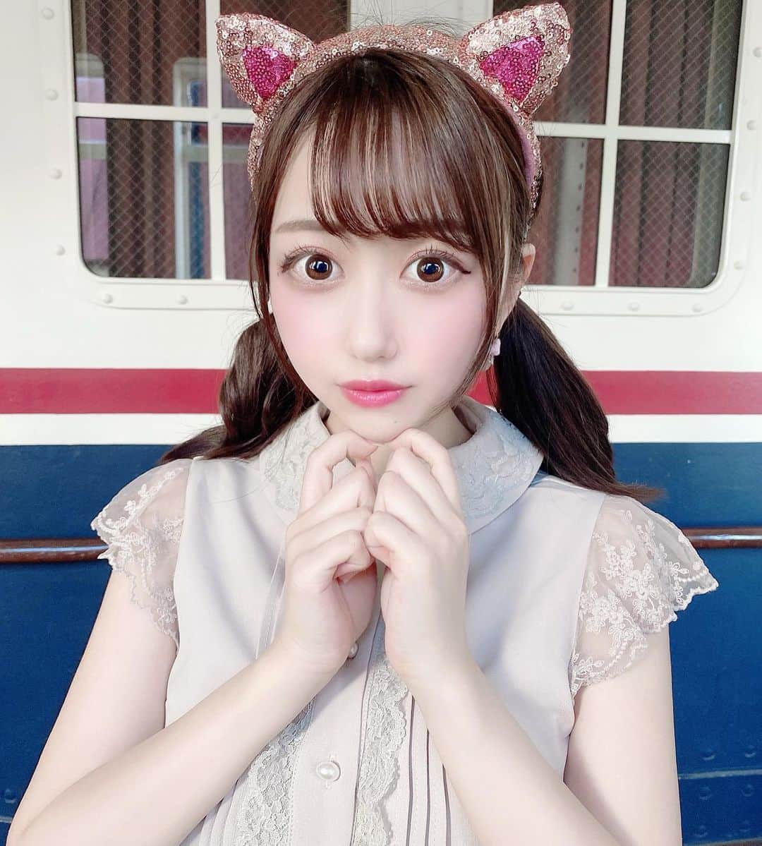 のインスタグラム：「シー久々だったなあ🐠🐚🏝 ずっとつけたかったハム🐷の カチューシャつけました❤︎  そして何億年ぶりかのツインテール やらevelynのお洋服やら。。。  たまには量産型っぽい服も 着たくなる気持ちわかりますか？笑  #ディズニー #ディズニーシー  #disney #disneysea #tds #tokyodisneysea」