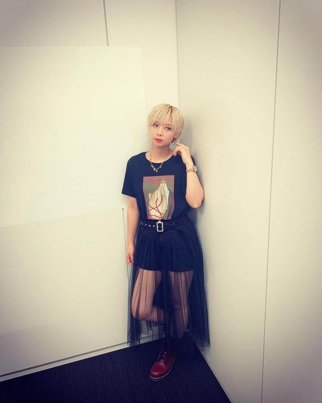 山崎はるかさんのインスタグラム写真 - (山崎はるかInstagram)「今夜の服は Tシャツ #UNDERCOVER  ボトム #jouetie  #マッシュショート  #金髪ショート #青木志貴 くんとニコ生だった〜💗」9月16日 22時19分 - pyon.haruka.y