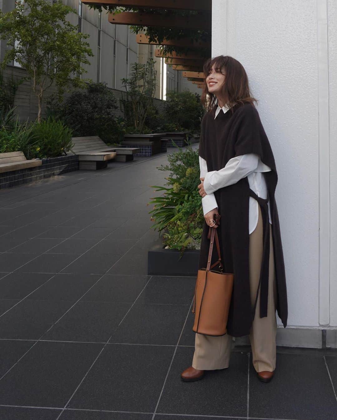 JUNNAのインスタグラム：「明日は @etretokyo 新作発売日😌  写真は #サイドオープンニットベストワンピース  シャツや、カットソーを合わせて  レイヤードスタイルを楽しめる軽めのニットトップス🧶  サイドがパックリと開いているので スカートや、パンツ、レギンスINで...  インスタライブは @etretokyo アカウントにて 18:00〜配信です  #2020ETRE_AW  【新作発売スケジュール】 📌ETRÉ TOKYO  毎週木曜日19:00 📌ZOZOTOWN  毎週金曜12:00 📌ELLESHOP  毎週土曜8:30  #ヘアスタイル #ヘアアレンジ #カジュアル #ミディアムヘア #モノトーン #ミディアム#LOEWE#アディクション #秋メイク#オレンジ#ブラウン#ベージュ#カジュアル #大人カジュアル#秋#秋服 #ニット#156cm#etretokyo」