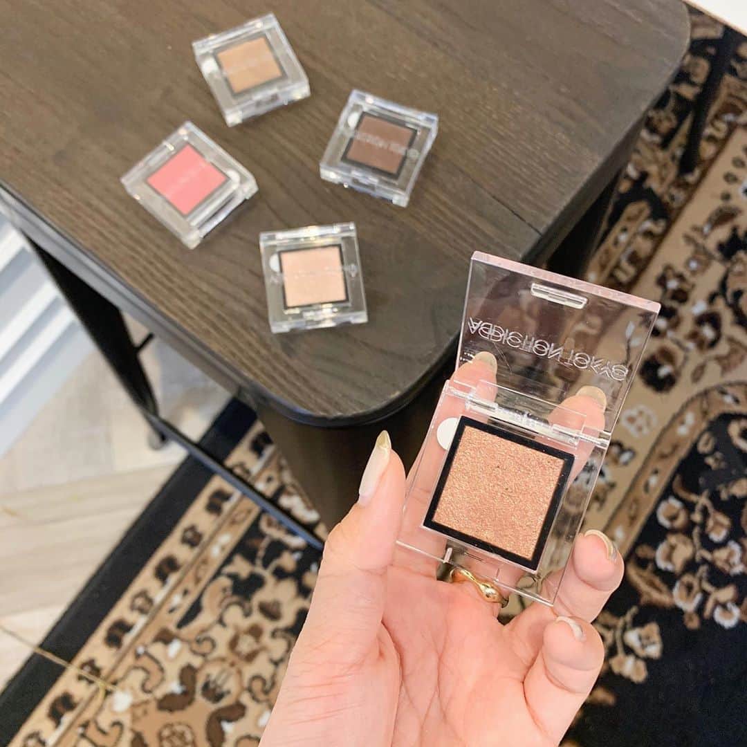 のインスタグラム：「ADDICTIONの最近リニューアルした ザアイシャドウがめっちゃかわいい。。🥺💕 ㅤ 手に持ってるパールの018SP Brickがラメの感じと色がお気に入り⋆꙳ パール、スパークル、クリーム、ティント、マットの質感が違うアイシャドウを組み合わせてメイクするの新鮮だった🤍 ㅤ この5色を使ったHOWTO動画が三越伊勢丹のHPにも掲載されています～！つづきは見てみてね🧏🏼‍♀ ㅤ ㅤ @isetan_beauty #コスメ#アイシャドウ#カラーメイク#キラキラコスメ#新作コスメ#デパコス#メイク#COSME#BEAUTY#ISETANMITSUKOSHI#PR」
