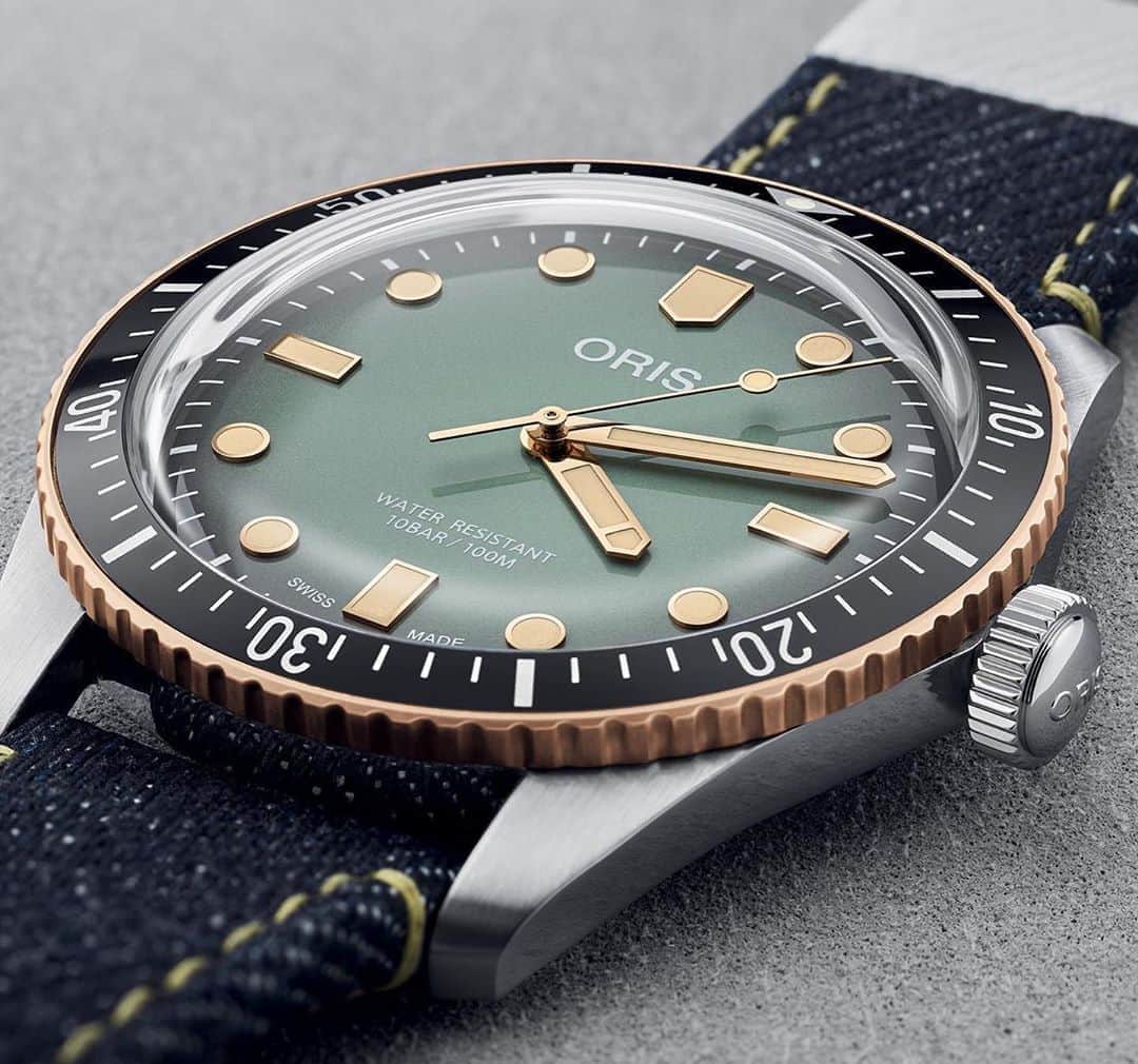 Daily Watchさんのインスタグラム写真 - (Daily WatchInstagram)「@Oris x Momotaro Divers Sixty-Five. A collaboration between ORIS and premium Japanese jeans brand Momotaro featuring a gradient green dial, a bronze-edged diving bezel and an indigo denim strap crafted by the iconic Japanese company. Powered by a Swiss Made mechanical movement 🤩 #ORIS #Momotaro」9月16日 22時26分 - dailywatch