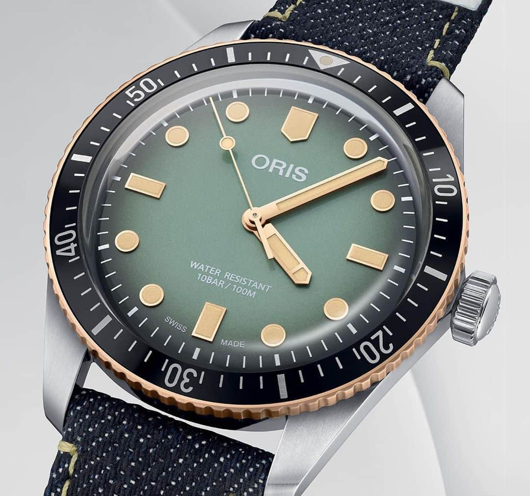 Daily Watchさんのインスタグラム写真 - (Daily WatchInstagram)「@Oris x Momotaro Divers Sixty-Five. A collaboration between ORIS and premium Japanese jeans brand Momotaro featuring a gradient green dial, a bronze-edged diving bezel and an indigo denim strap crafted by the iconic Japanese company. Powered by a Swiss Made mechanical movement 🤩 #ORIS #Momotaro」9月16日 22時26分 - dailywatch