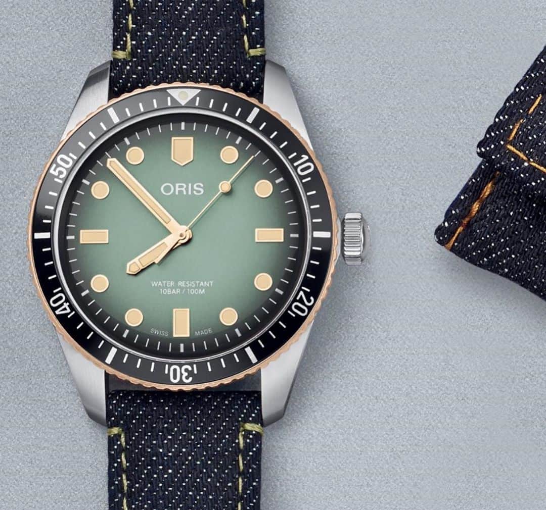 Daily Watchさんのインスタグラム写真 - (Daily WatchInstagram)「@Oris x Momotaro Divers Sixty-Five. A collaboration between ORIS and premium Japanese jeans brand Momotaro featuring a gradient green dial, a bronze-edged diving bezel and an indigo denim strap crafted by the iconic Japanese company. Powered by a Swiss Made mechanical movement 🤩 #ORIS #Momotaro」9月16日 22時26分 - dailywatch