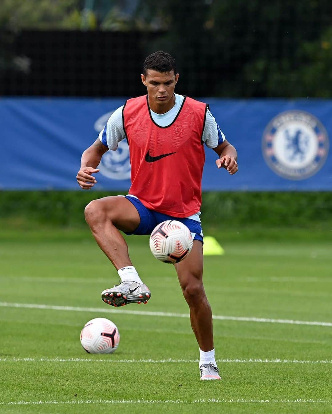 チェルシーFCさんのインスタグラム写真 - (チェルシーFCInstagram)「Day one at Cobham! 💪⚽️ @thiagosilva #CFC #Chelsea #OhhThiagoSilva」9月16日 22時26分 - chelseafc