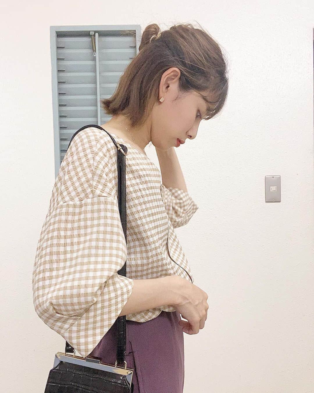 m.a.c.o.zさんのインスタグラム写真 - (m.a.c.o.zInstagram)「似たような服で ごめんしゃい . ほんとにこのパンツ好きだ。 黒も狙っている。 ヘタってもパジャマにしようと思う ゴムだからまじ楽！ スタイル良く見える！ プリプリおけつ。にみえる 沖縄ではおしりのこと ちびって言うよ♡わら . . トップス_ @gu_global 400円くらい パンツ_ @grl_official 1500円くらい カバン_ @fifth_store たしか🧐 サンダル_ @grl_official  多分全部入れても5000円くらいのコーデ 時計つけたら良かったなぁ . 社会人なっても デパコスとかブランドバッグとか あんまーり興味なくって 古着と安くで可愛い服とかを 見つけた方が嬉しい。 ドラッグストアで買えるくらいの 化粧水で良いの見つけられた方が え、凄いじゃんって喜んじゃう やすーいおんな🐷 . . #ジーユー#ブラウス#グレイルコーデ#グレイル#プチプラ#サンダルコーデ#プチプラコーデ#カジュアルコーデ#お洒落さんと繋がりたい#おしゃれさんと繋がりたい#ブラウス#1万円以下コーデ」9月16日 22時29分 - m.a.c.o.z