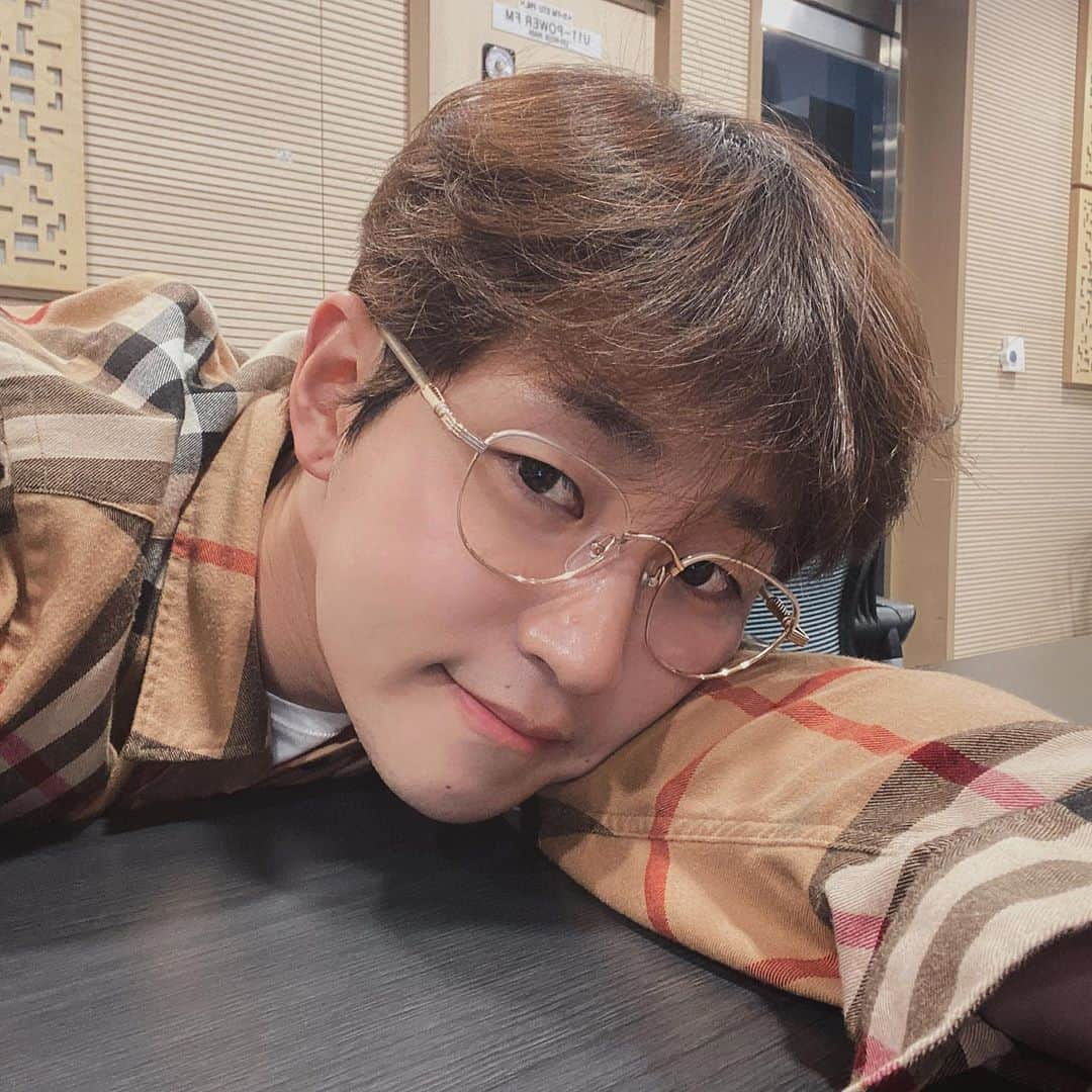 DINDINさんのインスタグラム写真 - (DINDINInstagram)「11시 뮤직 하이로 놀러 오세요~ 💕 생방 준비 끝! @dindin_musichigh  #딘딘 #뮤직하이」9月16日 22時30分 - dindinem