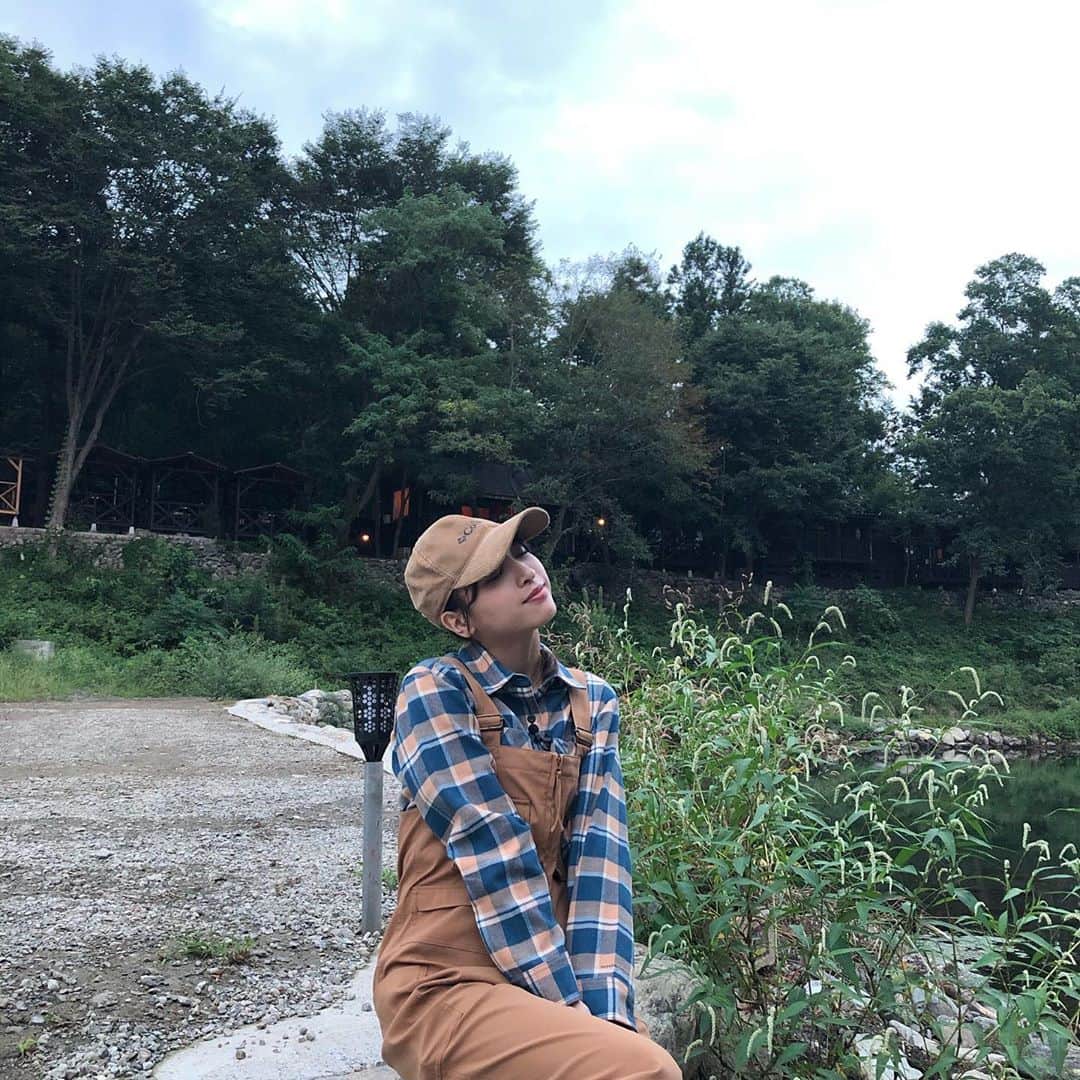 橋本耀のインスタグラム：「. 今日はお仕事でキャンプしてきました！ 1日楽しくて癒された~🌿  衣装もキャンプっぽくてお気に入り❤︎  #columbia #キャンプ」