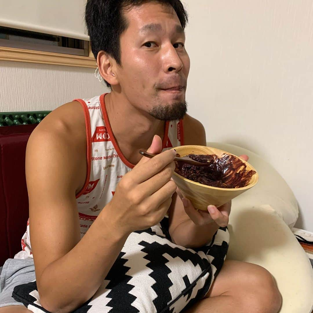 谷口大智さんのインスタグラム写真 - (谷口大智Instagram)「今日16日はアサイーの日！  毎日のように子供のおやつに食べて…子供が寝てからおかわりしてます😂笑  2枚目のように盛り付けしたくて、3枚目の現実…😂  盛り付け上手くなりたいので、もっと食べます😆🌺  #フルーツ選手権 #アサイーの日  @frutafruta_official  @lafruitierejapon」9月16日 22時36分 - daichi0055