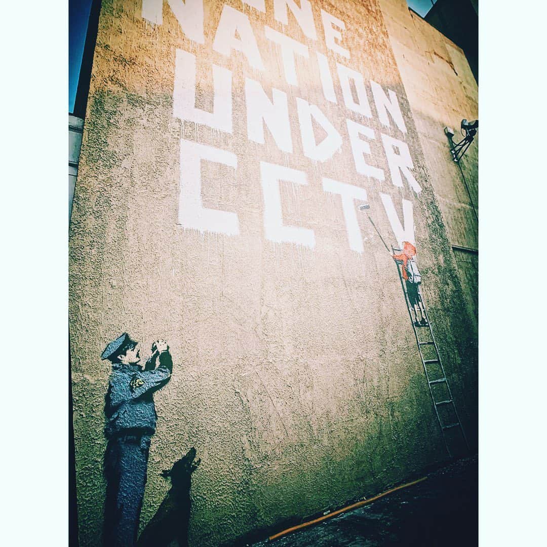 寺川里奈のインスタグラム：「. #バンクシー展🐀 #バンクシー  #banksy #art #banksygeniusorvandal」