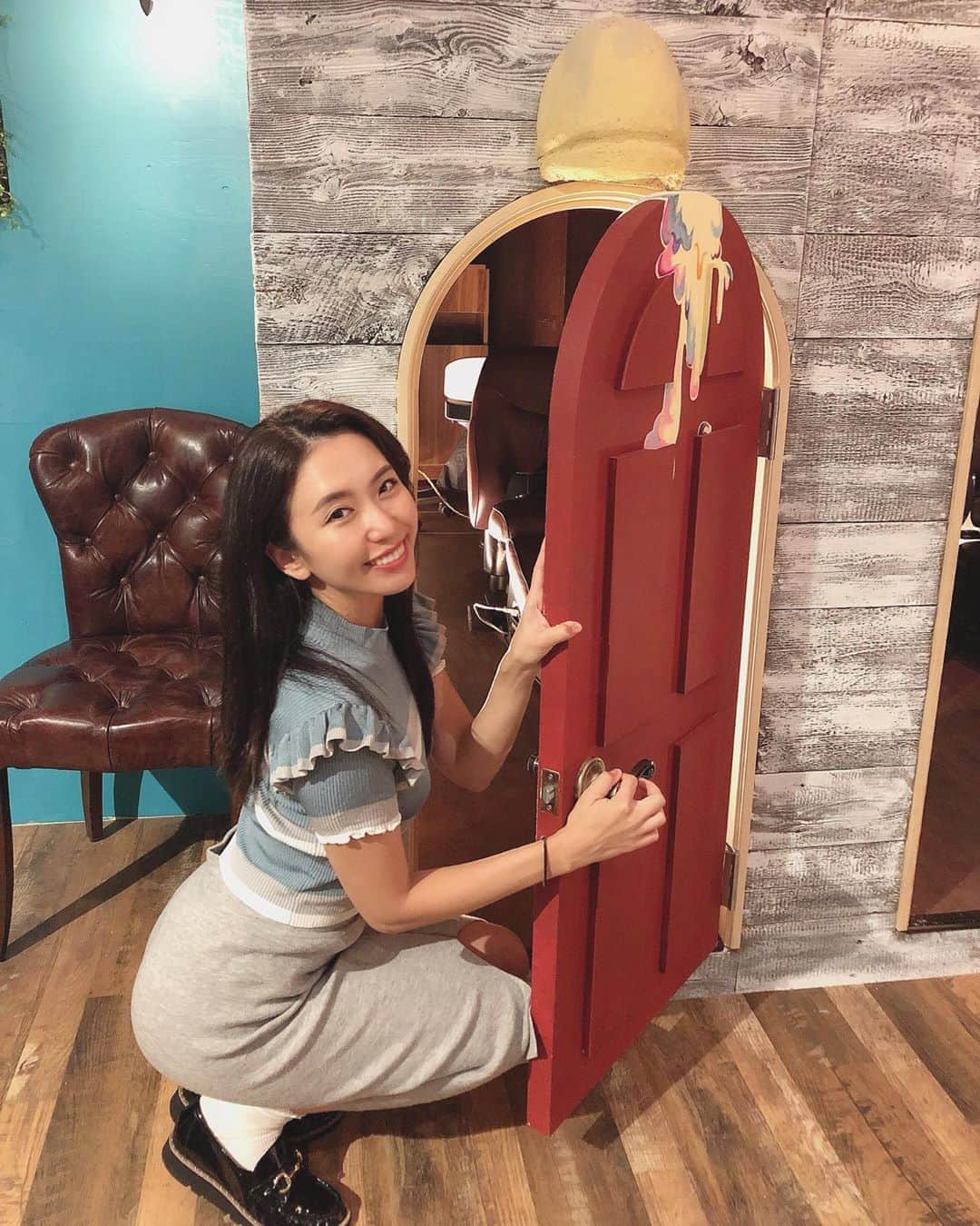 のインスタグラム：「銀座にできた ヘッドスパ専門サロン ラビクール　@rabbicour_official  のプレオープンに招待していただきました✨ 店内がとっても可愛くて…♡ なんだかメルヘンな森の中にいる気分☺️ 癒しの空間での 本格的なヘッドスパは 本当に気持ちよかった✨ 頭皮をほぐしてもらって 髪の毛も柔らかくサラサラになった😆 ヘッドスパは 頭皮や髪の毛が綺麗になるだけでなく リフトアップもするから 本当おすすめ❤️ 今回ご好意で 予約の際の備考欄に @chan.mi3 と入れると お会計時500円オフしてくれるみたいなので是非行ってみてね💕 ・ #ヘッドスパ専門店 #ヘッドスパ銀座 #ラビクール #ラビクールジャーニー #ヘッドスパ #リフトアップ #頭皮ケア #サラサラ髪 #美活 #美容day #癒しの空間 #綺麗な髪は幸せを呼ぶ #髪は女の命 #女子力 #艶髪 #柔らかヘア #mimi美容 #newhair #hairsalon #japanesegirl #pr」