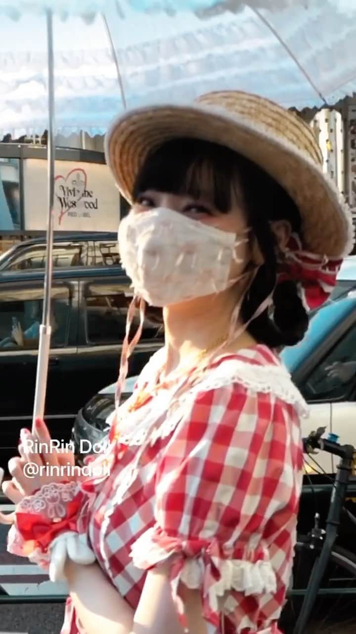 のインスタグラム：「Harajuku fashion interview video up now on my YT at rinrindoll 💘 原宿ファッションのインタビュー動画今 RinRinDollのYoutubeチャンネルにアップ！💘 👉🏻youtube.com/rinrindoll  . @tulle_mag とのコラボ動画企画♪みんな可愛くてインタビューできて楽しかったー！in collaboration with @tulle_mag ! It was so much fun to interview everyone! 📸 by @haisai.insta  . . Thank you @yuumi_inthesea  @rio_cherry_  @0____wink  . . #ootd Dress,etc: #angelicpretty @angelicpretty_official  Mask: #barrackroom @barrackroom  Earrings: #pandorajapan  Shoes: #majesticlegon  . . 🎵 #きゃりーぱみゅぱみゅ - #原宿でいやほい  🎵 #kyarypamyupamyu - #harajukudeiyahoi  . . App: TikTok Japan at rinrin_doll . . #rinrindoll #rinrindollreels #japan #tokyo #harajuku #japanesefashion #tokyofashion #harajukufashion #東京 #コーデ #今日のコーデ #lolitafashion #japanesestreetfashion #tokyostreet #harajukustreet #ロリータファッション #ロリータ　#原宿 #tullemagazine」