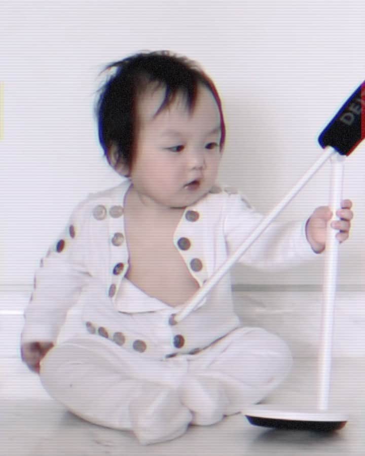 MOMOツインズのインスタグラム：「Had to do this before we chop off his Elvis sideburns. And how cool is his DIY vintage outfit 😆🕺  #jailhouserock #elvispresley」
