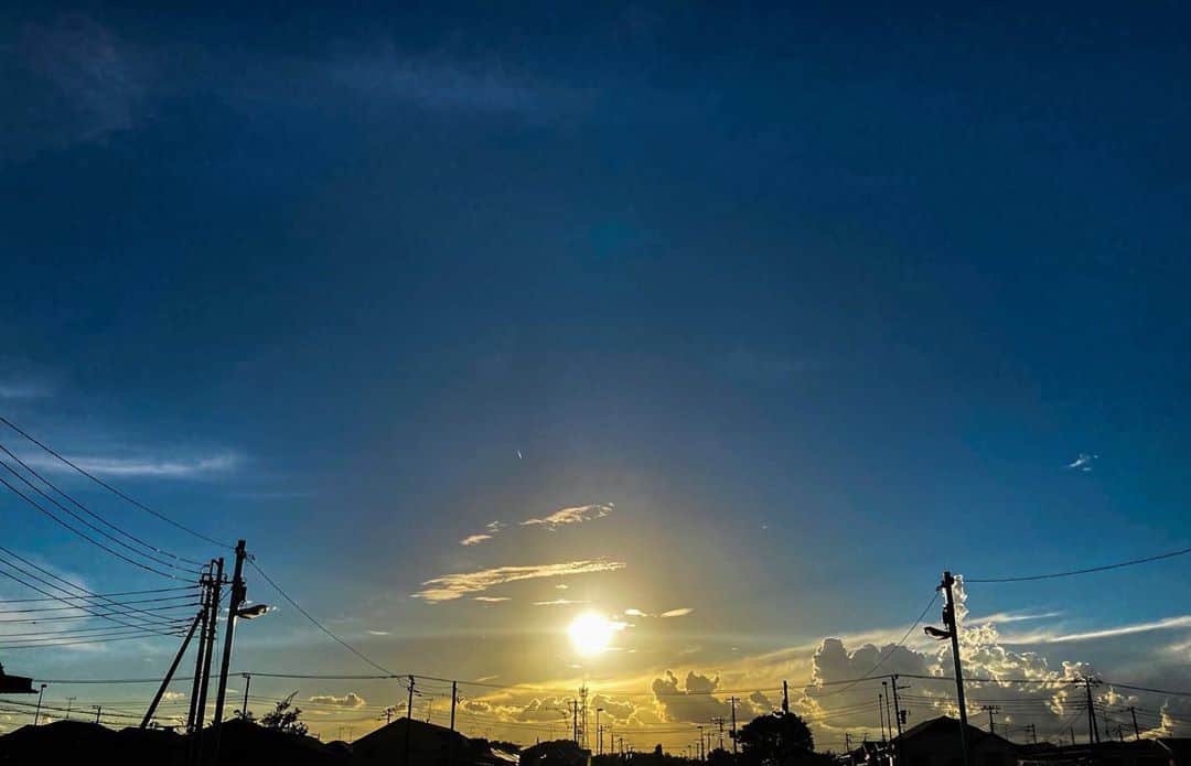 のインスタグラム：「ふと空を見上げたらとても綺麗だったのでパシャリ。  秋の空が1番好き☺️🍁  #空 #秋の空 #夕焼け #夕焼け空」