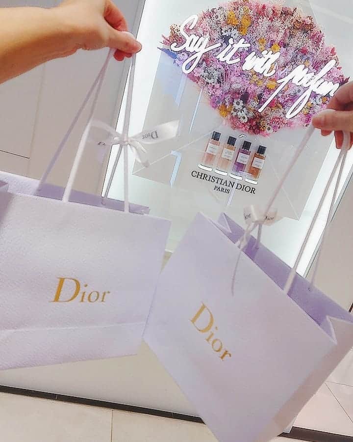CHIKAさんのインスタグラム写真 - (CHIKAInstagram)「. Diorのノベルティ欲しさに(*´ч ` *)💗 . . 私はシェーディングに使えるグッズを購入。使い方マスターしたいな♡また改めてpostします♡ . . #お揃い #Dior #コスメ #diorcosmetic  #銀座SIX #銀座 #ノベルティ #豪華 #可愛い #絶対欲しい #ポーチ #ヘアメイク #メイク #メイク道具 #フェイスブラシ #instamakeup #instacosmetics ♡」9月16日 22時47分 - chika72714