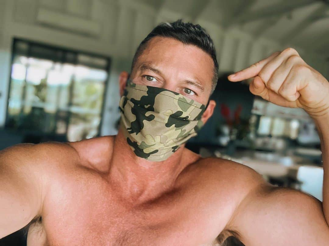 ルーク・エヴァンズさんのインスタグラム写真 - (ルーク・エヴァンズInstagram)「Come on! Just wear a fuckin mask! If you were told it could save a life, why wouldn’t you do it? Why wouldn’t you wanna be a hero? I mean, seriously, it’s the easiest way to be a hero. Be my hero, wear a mask. Oh And yeah, please PLEASE vote on November 3rd. let’s get this idiot out of the Whitehouse. Thanks 🙏🏼 #IpayUStax #RYMASKS」9月16日 22時51分 - thereallukeevans