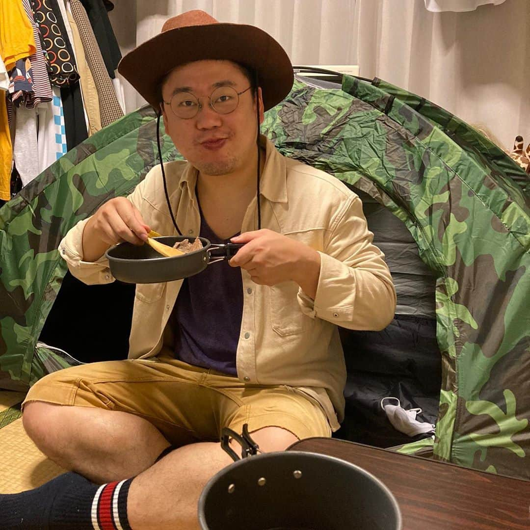 ウラシマンタロウのインスタグラム：「【人ん家ソロキャンパー🏕】 キャンプ場遠いから人ん家でソロキャンしてた🏕 今回のキャンプ場↓ @uchidaeisuke328   その模様は近日YouTubeにて🏕 #キャンプ  #ソロキャンパー  #マンタロウ #ソロキャン  #YouTube」