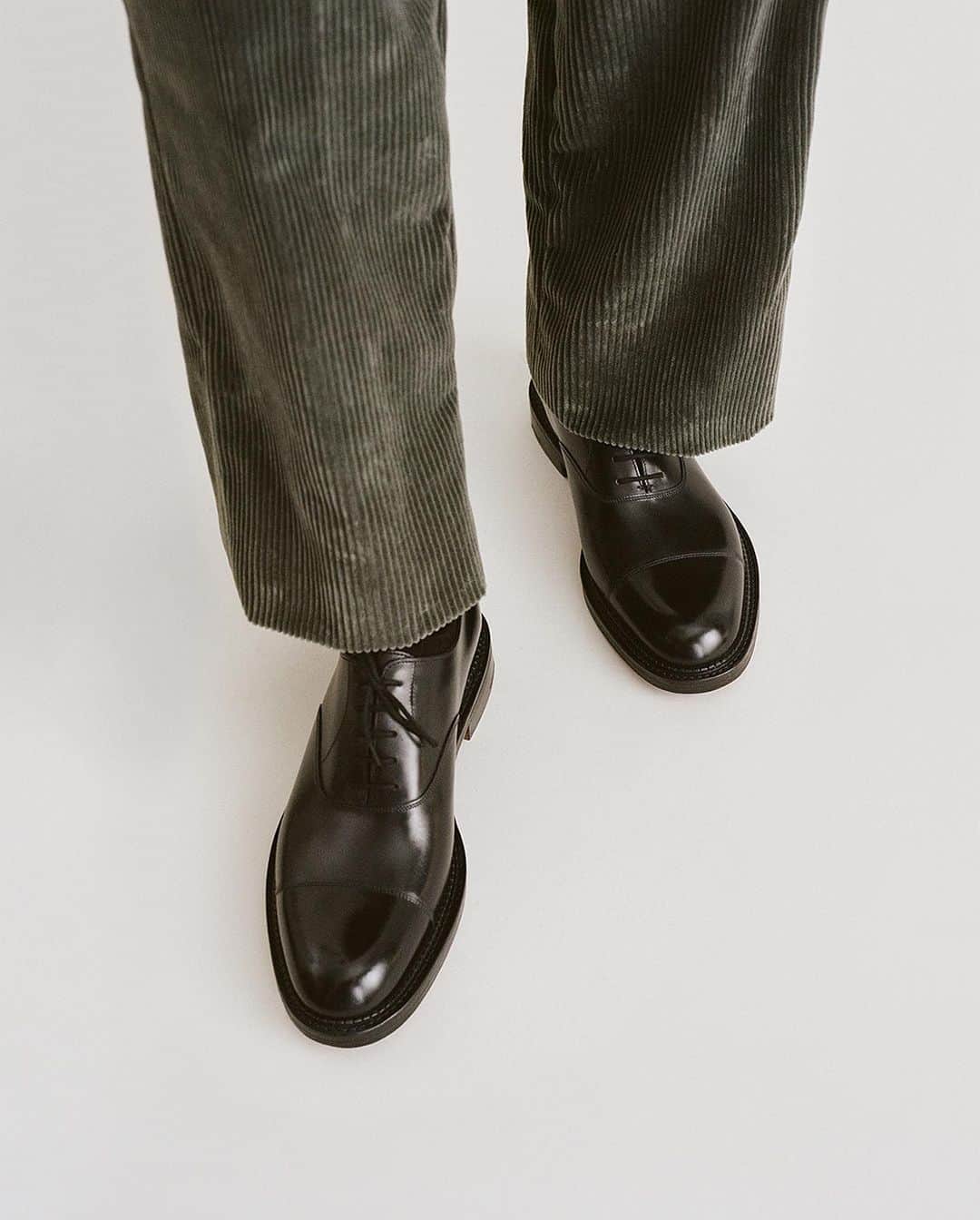 ジョンロブのインスタグラム：「Introducing new Fall essentials – the City II New Standard, the latest rendering of the house’s timeless Oxford, characterised by a contemporary rounded toe and a strong silhouette. . #johnlobb @julienthomashamon @gauthierborsarello」