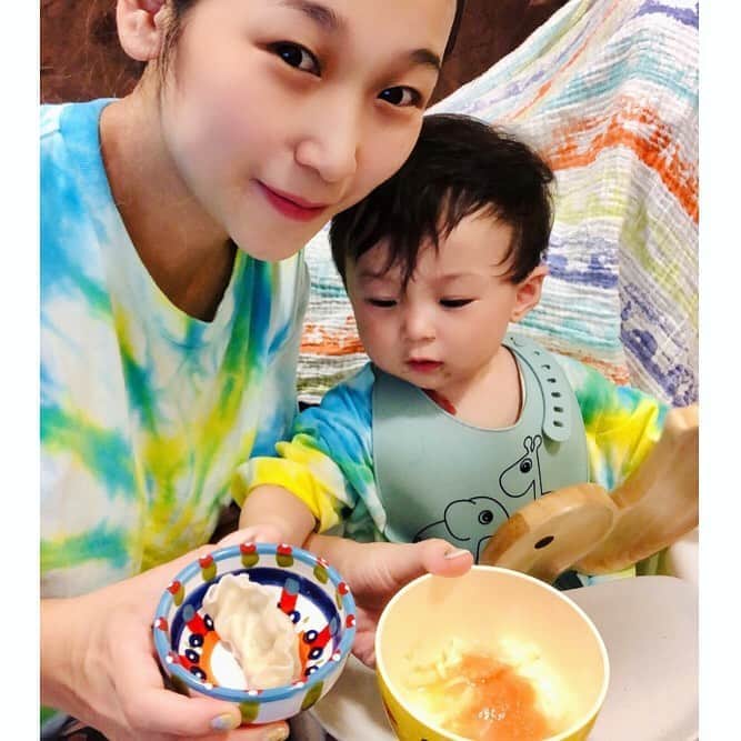 世手子さんのインスタグラム写真 - (世手子Instagram)「Udon baby food with vegetable soup stock🥬🧅 Perfect for busy moms because it is additive-free✨✨ Challenge dumplings🥟🥟🥟 @thekindest_official  #カインデスト の #離乳食 使ったよ（＾ν＾） #生後9ヶ月 の #寿司太郎 は　#離乳食後期 なので #三食 食べるので大変ww #thekindest の #ベビーフード #無添加 なので #忙しいママの味方 ✨✨ この日の #離乳食メニュー は #カインデストレシピ  #野菜出汁 で #離乳食うどん 🍜 #にんじんピューレ #トッピング 🥕 さといも、ブロッコリー、ひじき、キャベツ、しらす #マッスルギョーザ にも挑戦中( ^ω^ ) 沢山食べるようになって嬉しいよー！ でも作るの大変だからw #カインデストアレンジレシピ で楽させてもらいますw #ママスタグラム  #10倍粥  #信栄食品 #ダイエット #ボディメイク #デリスタグラマー #筋トレ #美味しくダイエット #monipla #musclegyoza_fan #タイダイカップ」9月16日 23時04分 - rojide