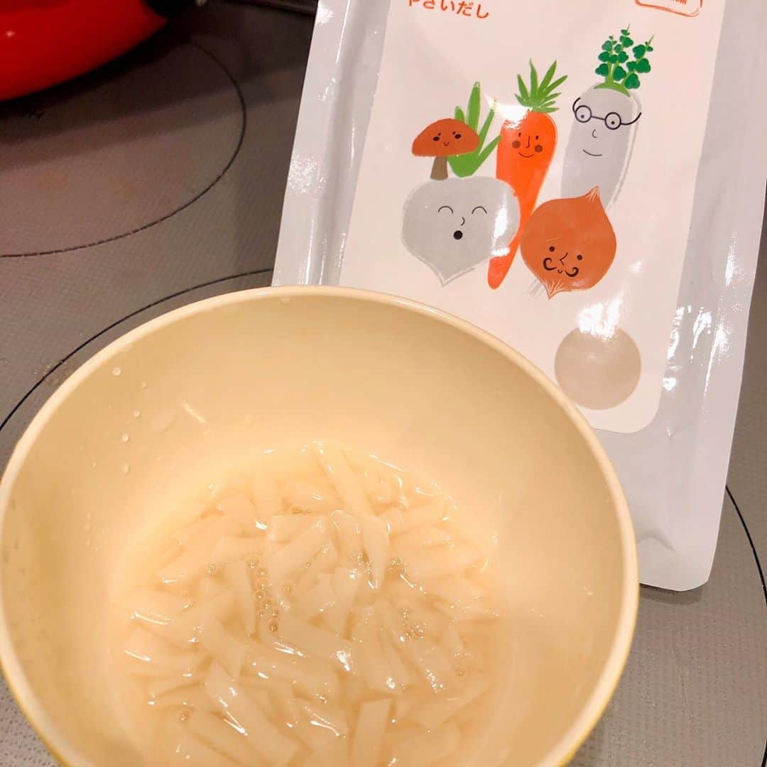 世手子さんのインスタグラム写真 - (世手子Instagram)「Udon baby food with vegetable soup stock🥬🧅 Perfect for busy moms because it is additive-free✨✨ Challenge dumplings🥟🥟🥟 @thekindest_official  #カインデスト の #離乳食 使ったよ（＾ν＾） #生後9ヶ月 の #寿司太郎 は　#離乳食後期 なので #三食 食べるので大変ww #thekindest の #ベビーフード #無添加 なので #忙しいママの味方 ✨✨ この日の #離乳食メニュー は #カインデストレシピ  #野菜出汁 で #離乳食うどん 🍜 #にんじんピューレ #トッピング 🥕 さといも、ブロッコリー、ひじき、キャベツ、しらす #マッスルギョーザ にも挑戦中( ^ω^ ) 沢山食べるようになって嬉しいよー！ でも作るの大変だからw #カインデストアレンジレシピ で楽させてもらいますw #ママスタグラム  #10倍粥  #信栄食品 #ダイエット #ボディメイク #デリスタグラマー #筋トレ #美味しくダイエット #monipla #musclegyoza_fan #タイダイカップ」9月16日 23時04分 - rojide