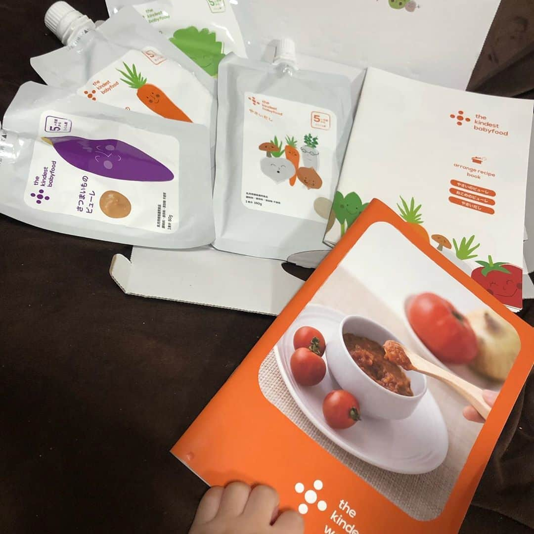 世手子さんのインスタグラム写真 - (世手子Instagram)「Udon baby food with vegetable soup stock🥬🧅 Perfect for busy moms because it is additive-free✨✨ Challenge dumplings🥟🥟🥟 @thekindest_official  #カインデスト の #離乳食 使ったよ（＾ν＾） #生後9ヶ月 の #寿司太郎 は　#離乳食後期 なので #三食 食べるので大変ww #thekindest の #ベビーフード #無添加 なので #忙しいママの味方 ✨✨ この日の #離乳食メニュー は #カインデストレシピ  #野菜出汁 で #離乳食うどん 🍜 #にんじんピューレ #トッピング 🥕 さといも、ブロッコリー、ひじき、キャベツ、しらす #マッスルギョーザ にも挑戦中( ^ω^ ) 沢山食べるようになって嬉しいよー！ でも作るの大変だからw #カインデストアレンジレシピ で楽させてもらいますw #ママスタグラム  #10倍粥  #信栄食品 #ダイエット #ボディメイク #デリスタグラマー #筋トレ #美味しくダイエット #monipla #musclegyoza_fan #タイダイカップ」9月16日 23時04分 - rojide