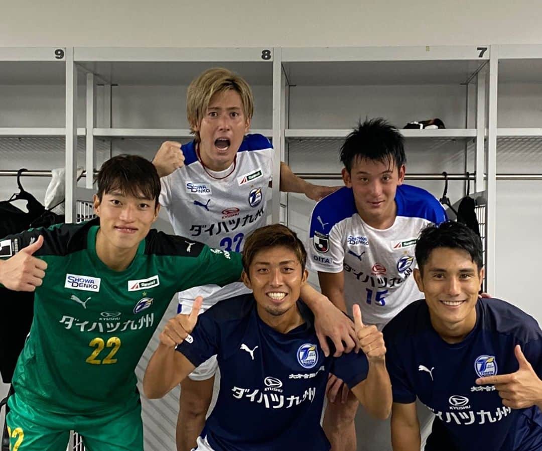 知念慶のインスタグラム：「タイトなスケジュールの中アウェイで2連勝は本当にデカイ！！ みんなナイスすぎ！ 残りの連戦も頑張りましょ(^^) . . ps.前田ちゃんちょっとうるさすぎるから黙ろな😃？  #大分トリニータ #小塚と前田が気まづいです94年生まれ #本当は俺だけ95年生まれ #次もかとう！」