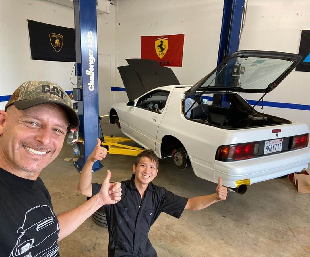 スティーブのインスタグラム：「Since getting to Texas so many people have been so warm and welcoming and I have made so many new connections and friends.  @interactiveautomotive Hiro is an awesome young guy with a shop now working with us on our RX-7 project. アメリカで頑張っている若い日本人整備士をテキサスで見つけたよ！ヒロくんの紹介をします！チャンネルをチェックしてね！」