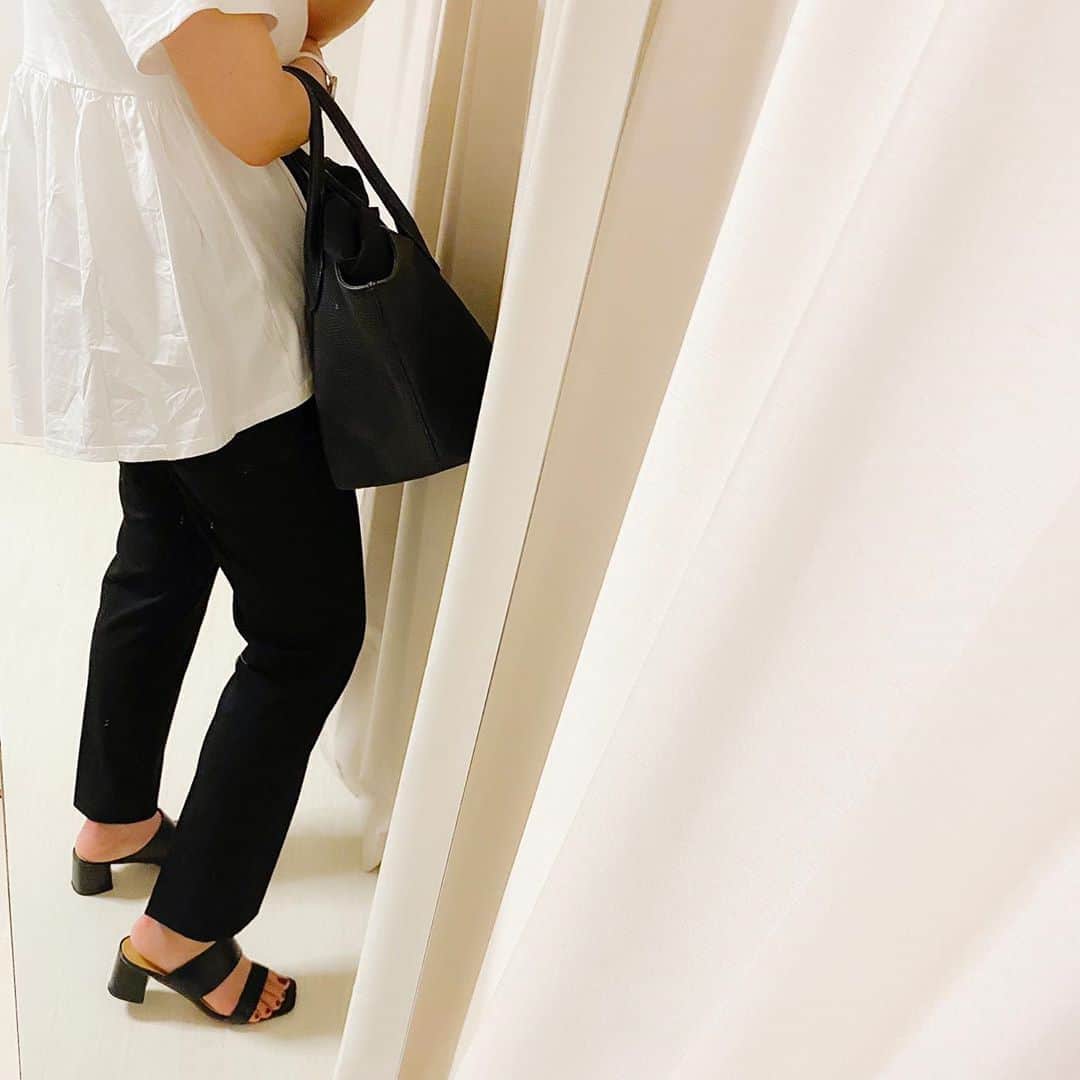 aiaiのインスタグラム：「𝕓𝕝𝕒𝕔𝕜×𝕨𝕙𝕚𝕥𝕖 𝕔𝕠𝕠𝕣𝕕𝕚𝕟𝕒𝕥𝕖  UNIQLOのアンクルパンツ やっぱりはきやすい。  #スマートスタイルアンクルパンツ  #アンクルパンツ   コーデの詳細はブログに書いています  𖤐𖤐𖤐𖤐  #fashion#outfit#style#coordinate#instagood#ootd#pic#instapic#コーデ#コーディネート#スタイリング#プチプラコーデ#本日のコーデ#大人カジュアル#プチプラ  #カジュアル #アラフォー #アラフォーコーデ #アラフォーファッション#uniqlo #ユニクロ #ユニクロコーデ #ユニジョ #シャツコーデ#モノトーンコーデ#ブラックコーデ」